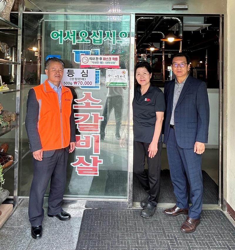 8검단동,_정기후원하는_상점_2곳에_‘희망나눔이웃’_인증패_전달__(1).jpg 이미지