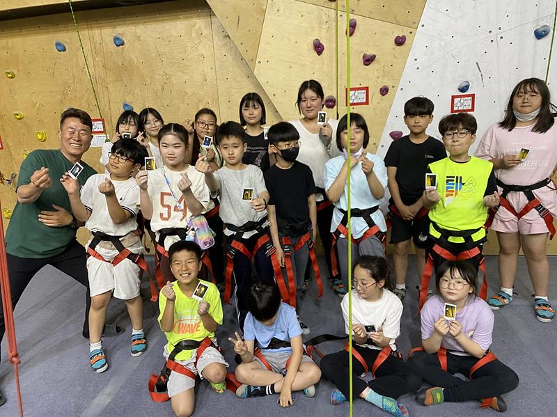 9‘얘들아,_밖에서_놀자’_연희동_주민자치회,_청소년_대상_클라이밍_교실_운영__(2).jpg 이미지