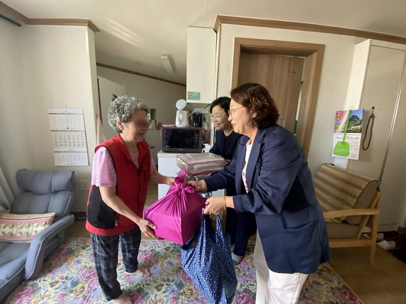 9독거노인_가정_방문해_생일상···가정1동,_3년째_매월_진행__.jpg 이미지