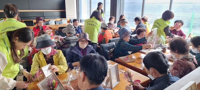9신현원창동_지역사회보장협의체,_어르신_25명_모시고_‘꽃놀이’__(1).jpg 이미지
