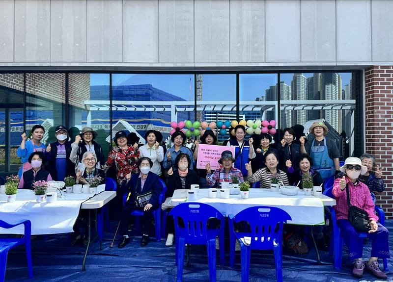 11가정2동_지역사회보장협의체,_어버이날_맞이_카네이션_전달(1).jpg 이미지