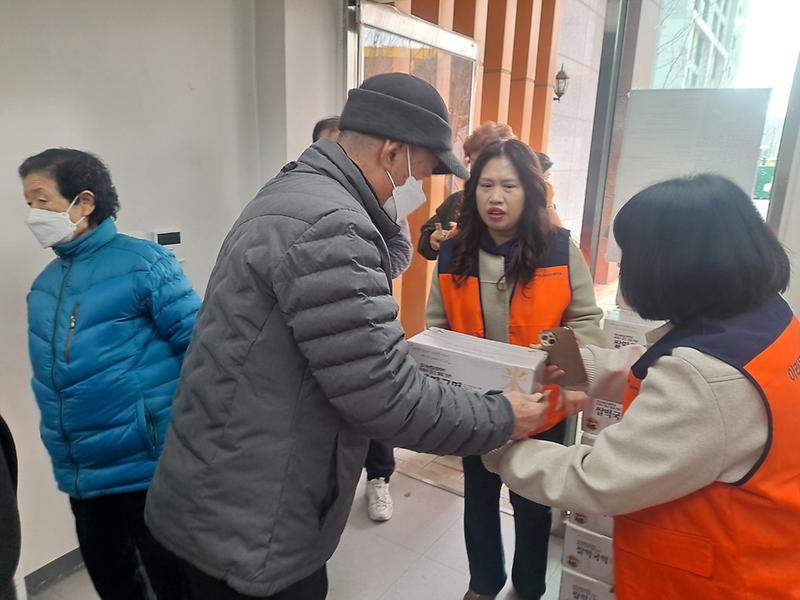 13아라동_‘설_명절_사랑의_떡국떡_나눔_행사’(2).jpg 이미지