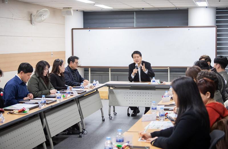 1서구,_골목형상점가_활성화를_위한_간담회_개최_및_골목형상점가_연합회_이웃돕기_성금_전달(2).jpg 이미지