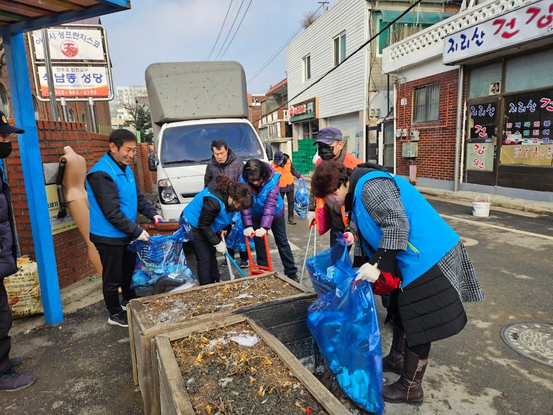 2석남2동,_통장자율회,_환경공무관과_함께하는_클린업데이_마을_대청소_실시(1).jpg 이미지