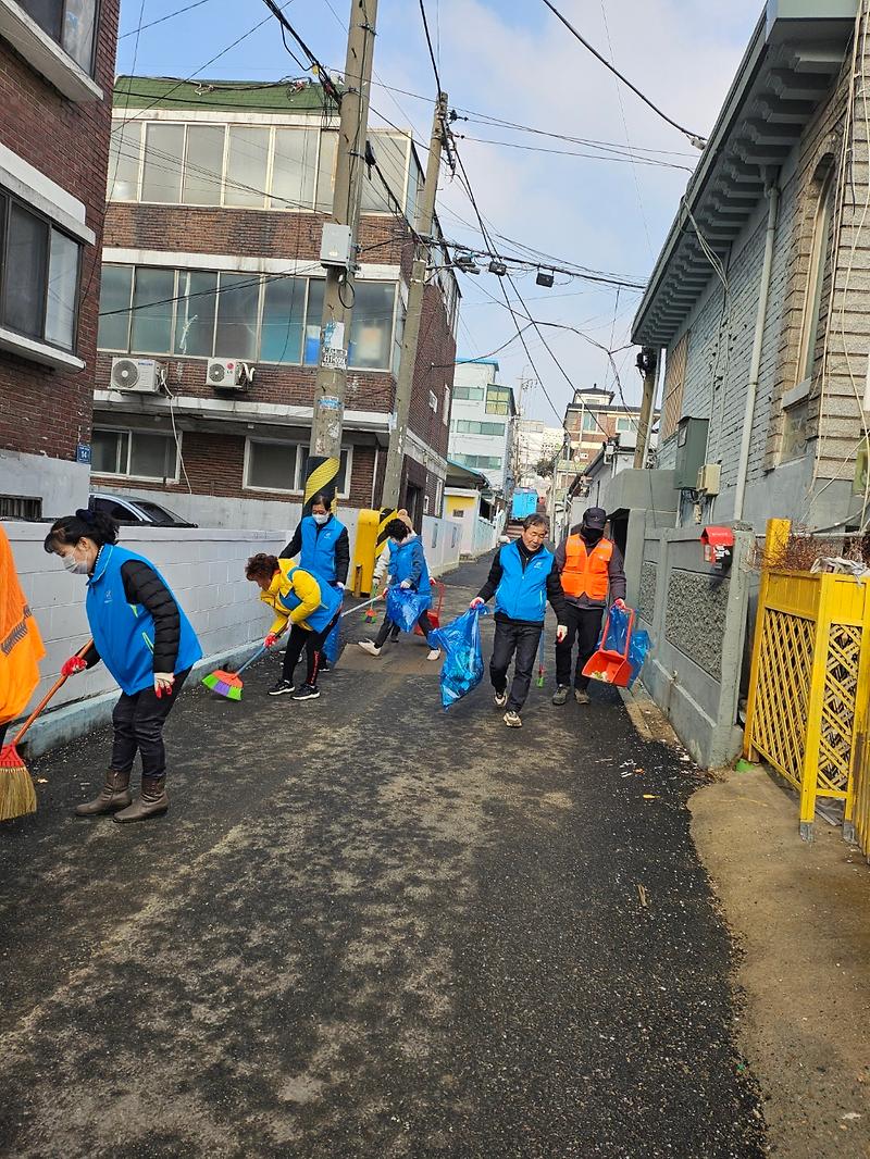 2석남2동,_통장자율회,_환경공무관과_함께하는_클린업데이_마을_대청소_실시(2).jpg 이미지