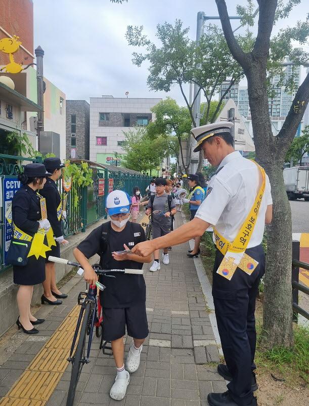3도담초_등굣길_교통안전_기관합동_캠페인_실시(2).jpg 이미지