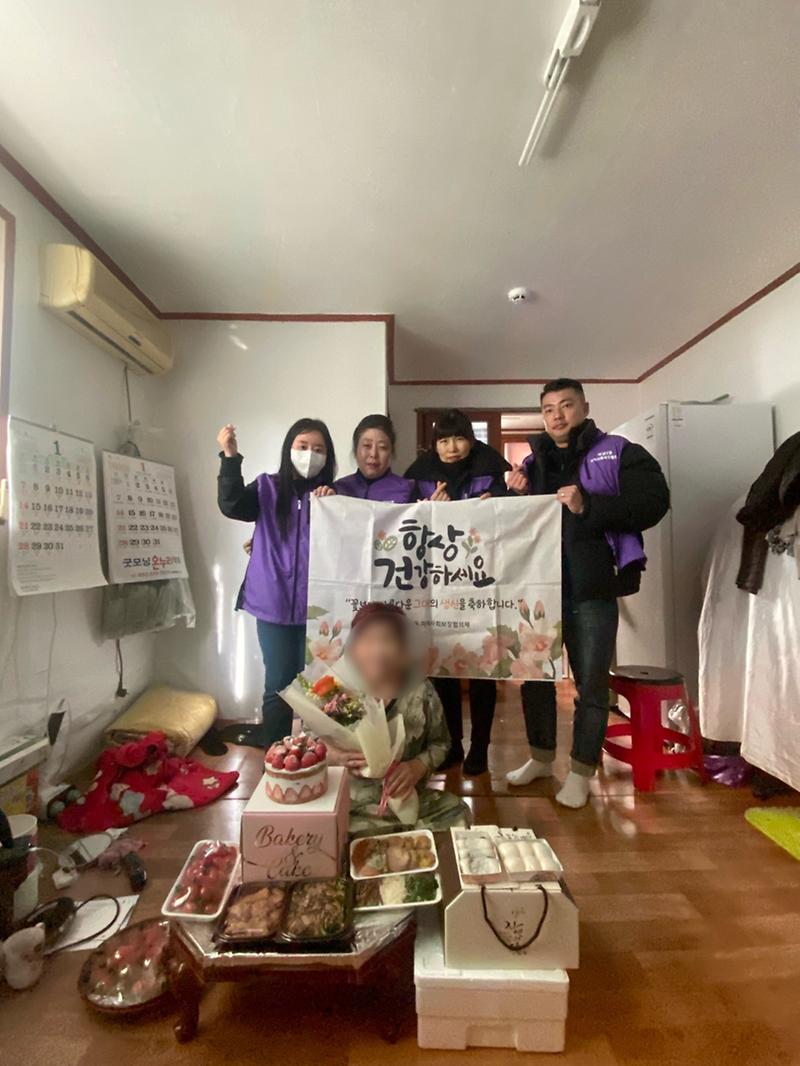 4석남2동_지역사회보장협의체,_독거노인_어르신댁에_찾아가는_생신상_전달(1).jpg 이미지