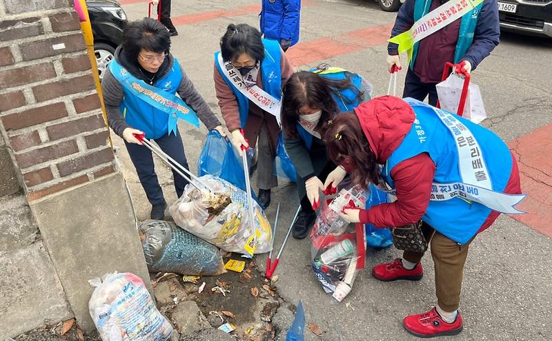 5가정3동_통장자율회,_새봄맞이_환경정비_및_청소하기_캠페인_실시(3).jpg 이미지