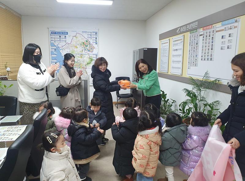 5국공립아라한신더휴어린이집,_이웃돕기_성금_전달(2).jpg 이미지
