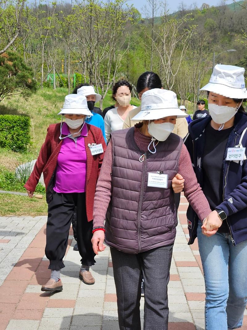 5서구치매전담형_주야간보호센터,_어르신과_함께하는_당당한_걷기(1).jpg 이미지