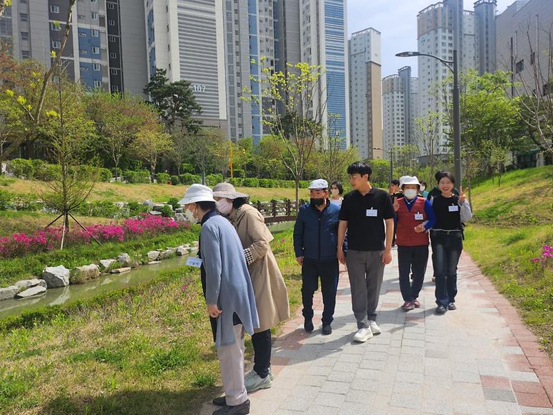 5서구치매전담형_주야간보호센터,_어르신과_함께하는_당당한_걷기(3).jpg 이미지
