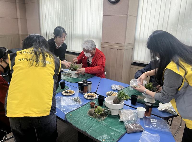 5석남1동,_5064_중장년_1인가구_고독사_예방_프로젝트_‘굿모닝!_건강지킴이’,_‘석1살롱’_사업추진(2).jpg 이미지