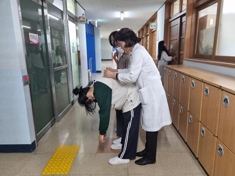 6인천_서구,_2024년_급성장기_학생_바른체형_검진_실시(검진).jpg 이미지