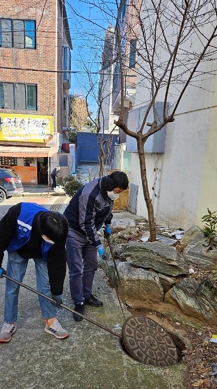 6서구,_겨울철_모기_유충구제_방역_활동_강화(1).jpg 이미지