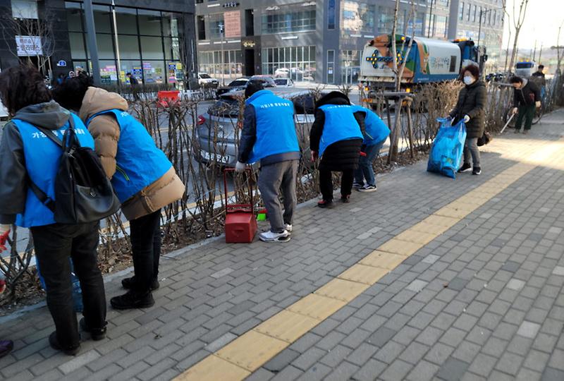 7가정1동,_새봄맞이_대청결운동,_환경사랑_구민실천_캠페인_실시(1).jpg 이미지