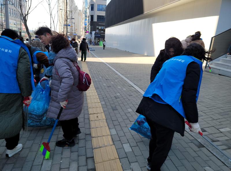 7가정1동,_새봄맞이_대청결운동,_환경사랑_구민실천_캠페인_실시(2).jpg 이미지