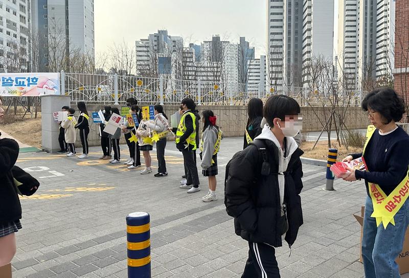 7인천_서구보건소,_아라중학교와_등굣길_금연캠페인_진행(2).jpg 이미지