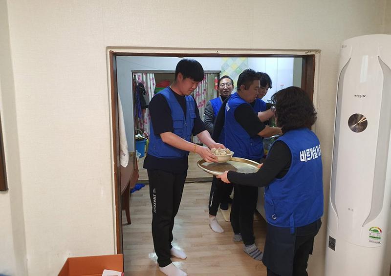 8가좌3동_바르게살기위원회,_설날_맞이_떡국_나눔_행사_성료(2).jpg 이미지