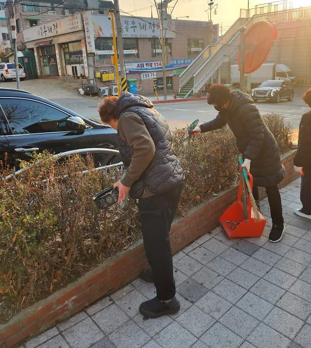 9가정3동,_동_자생단체와_함께_새봄맞이_대청결_운동_실시(3).jpg 이미지