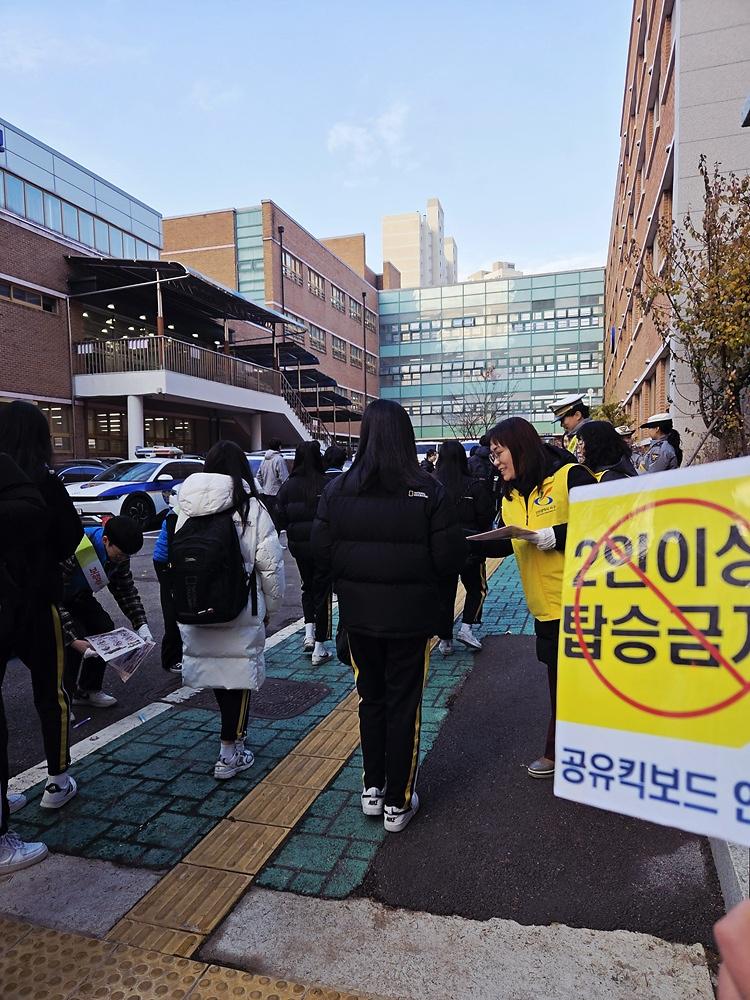 2._인천_서구,_등굣길_교통안전을_위한_기관합동_캠페인_실시_1.jpg 이미지
