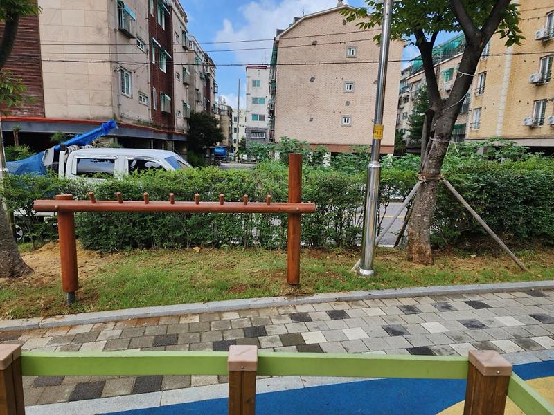 2인천_서구,_어린이공원_2개소에_야외_가방걸이대_설치.jpg 이미지