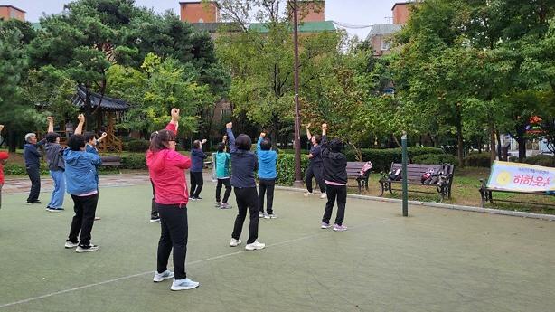 3인천_서구_가좌건강생활지원센터,_감중공원에서_‘하하웃음_건강운동’_시작.jpg 이미지