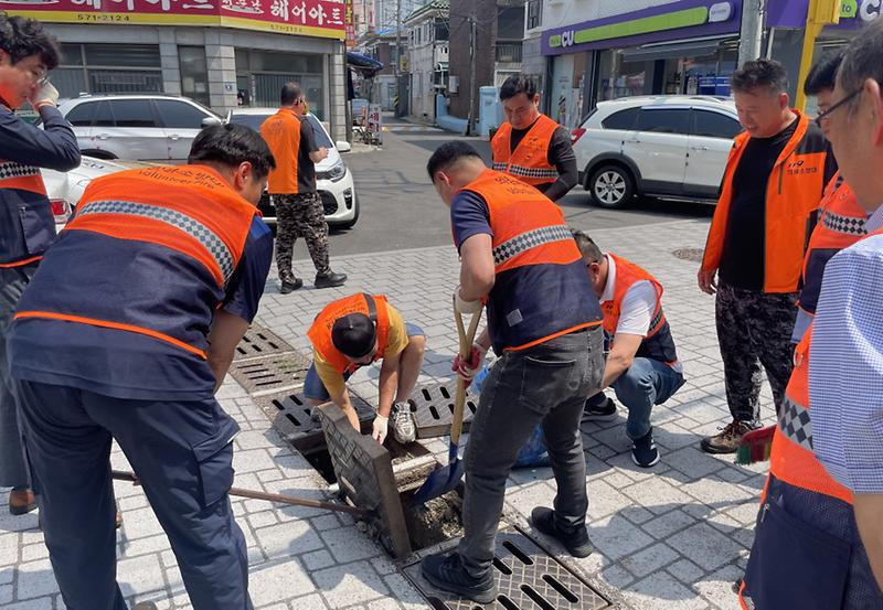 5인천_서구_가좌4동,_우기철_집수받이_정비_활동_실시.jpg 이미지