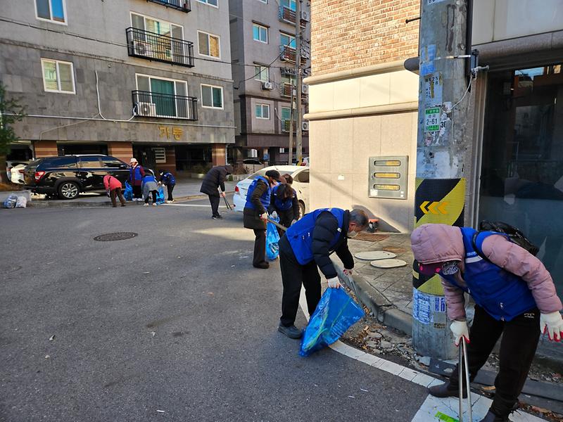 6._인천_서구_검암경서동_주민자치회,_마을_청소_캠페인_실시.jpg 이미지