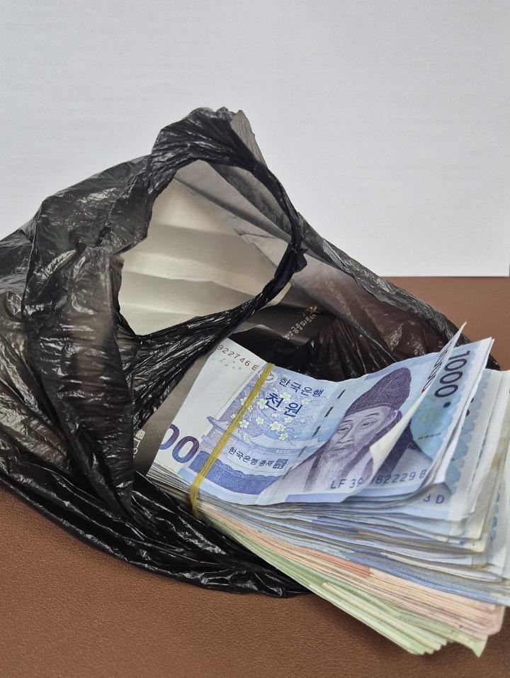 6._폐지_주워_모은_돈,_가좌2동_저소득_가구_위해_후원금_전달.jpg 이미지