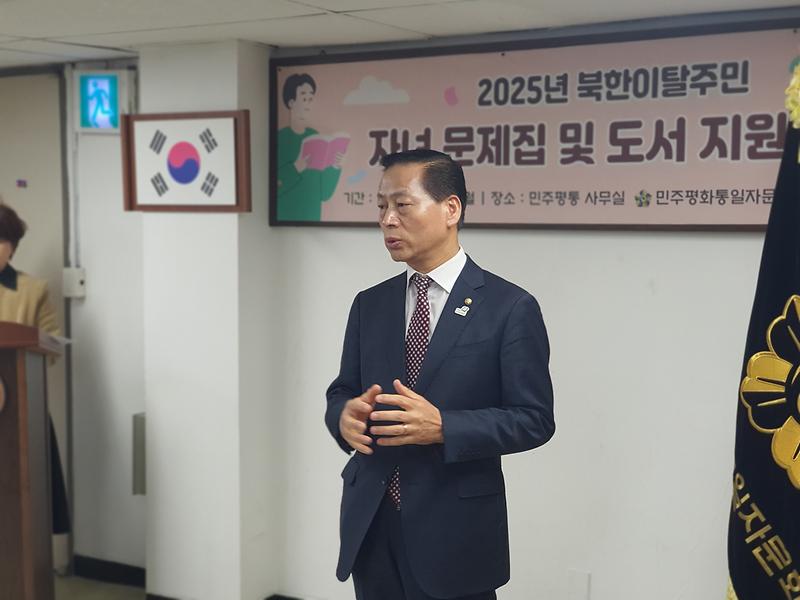 7._민주평화통일자문회의_인천서구협의회,_겨울방학_맞이_북한이탈주민자녀_문제집,_도서_지원.jpg 이미지