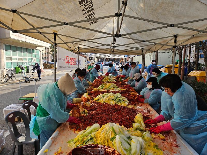 8._검암경서동_새마을지도자협의회·부녀회,_LG마그나와_함께_사랑의_김장_김치_나눔.jpg 이미지