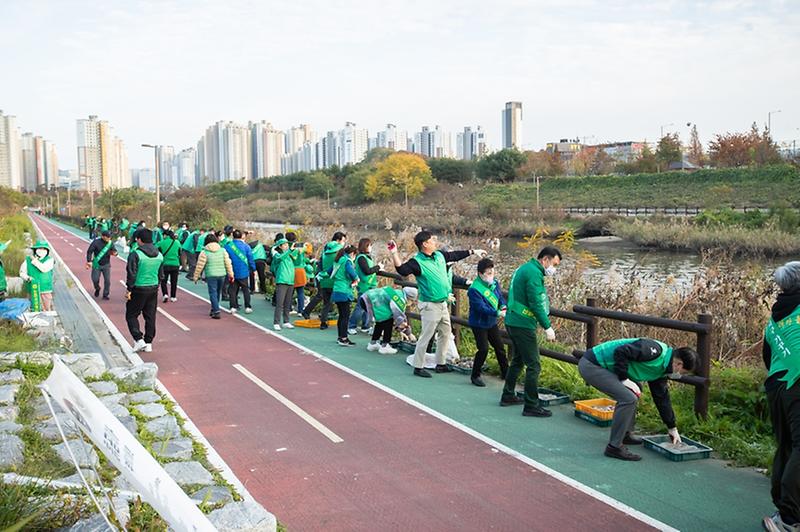 8._직.공장새마을운동서구협의회_‘생명하천_EM_흙공_던지기’.jpg 이미지