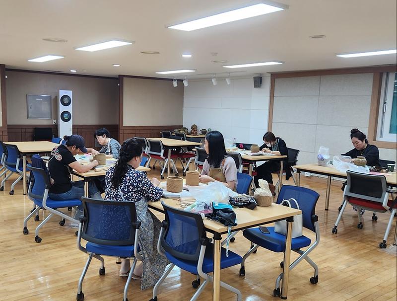 8_연희동_주민자치센터,_2025년_4분기부터_서구_최초_도예교실_프로그램_운영.jpg 이미지