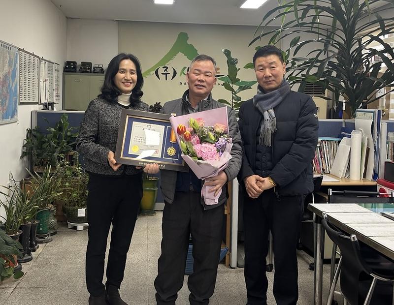 신현원창동,_정기후원업체_지역발전유공_표창장_전달(2).jpg 이미지