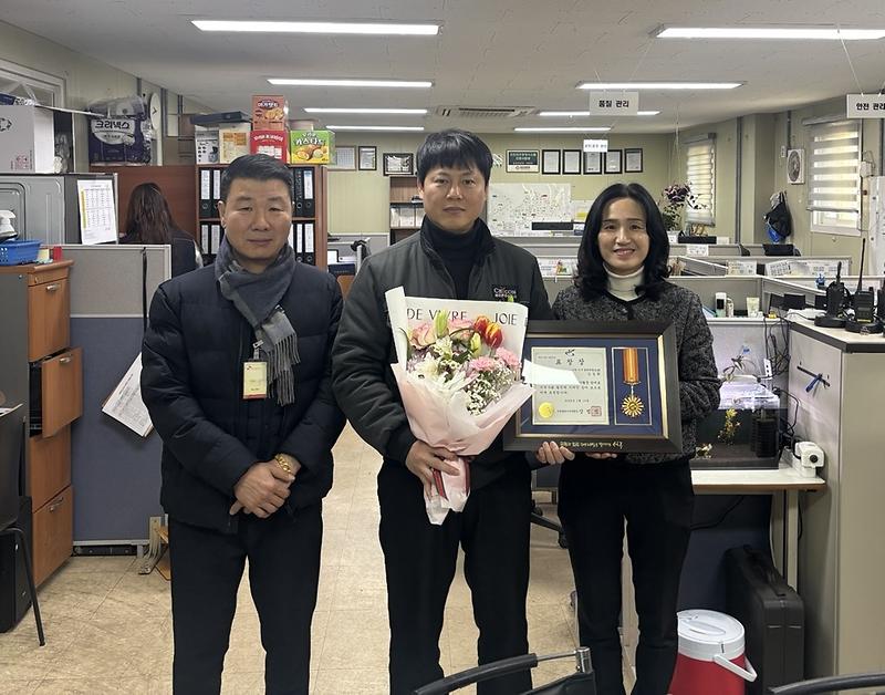 신현원창동,_정기후원업체_지역발전유공_표창장_전달(3).jpg 이미지