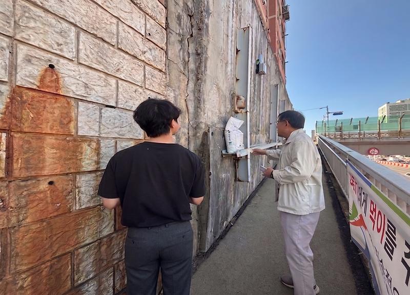 2._인천_서구,_공동주택_인근_노후_옹벽_안전점검_후_관리대책_마련.jpg 이미지