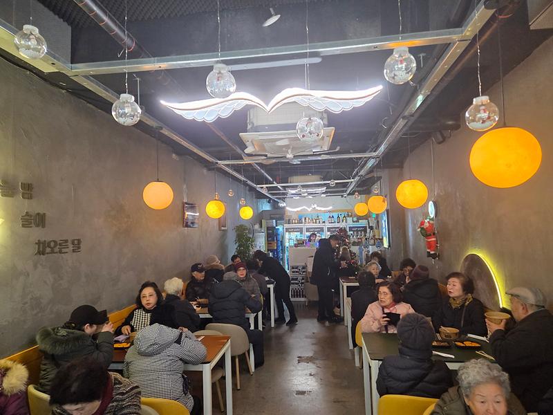 3._검암경서동_오늘밤_찬찬희네,_아라누리,_경로당_어르신을_위한_새해맞이_떡국_대접.jpg 이미지