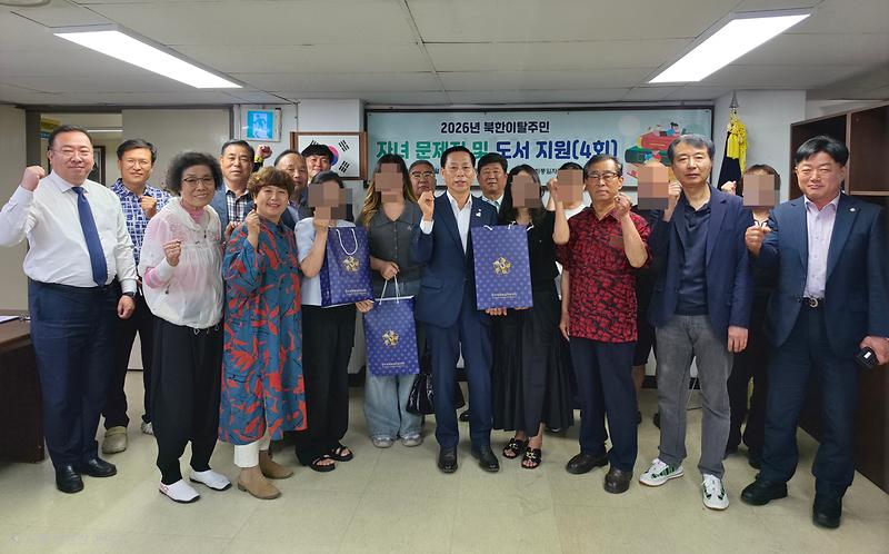 3._민주평통_인천서구협의회,_북한이탈주민자녀_문제집_및_도서_지원을_통한_응원과_격려1.jpg 이미지