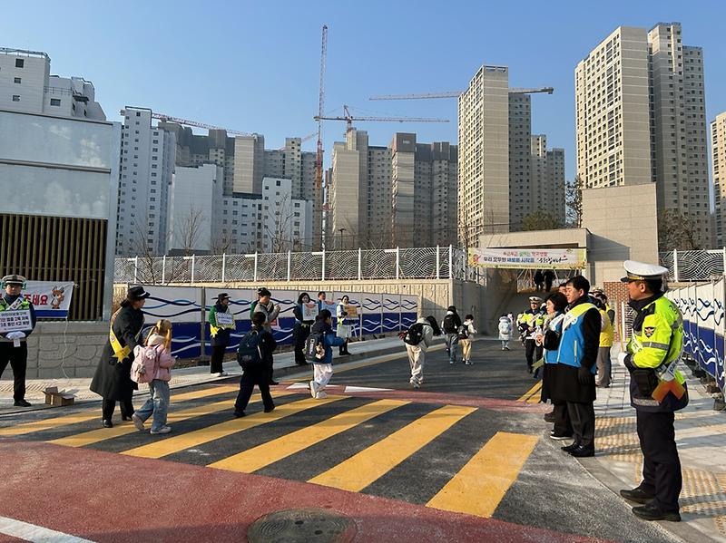5._인천_서구,_개학기_맞아_검단호수초_등굣길_교통안전_캠페인_실시.jpg 이미지