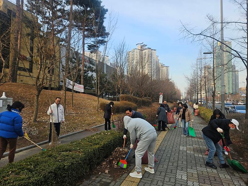 6._청라1동,_통장자율회와_새봄맞이_대청결운동_및_여름철_수해_대비_선제적_환경정비_활동_실시.jpg 이미지