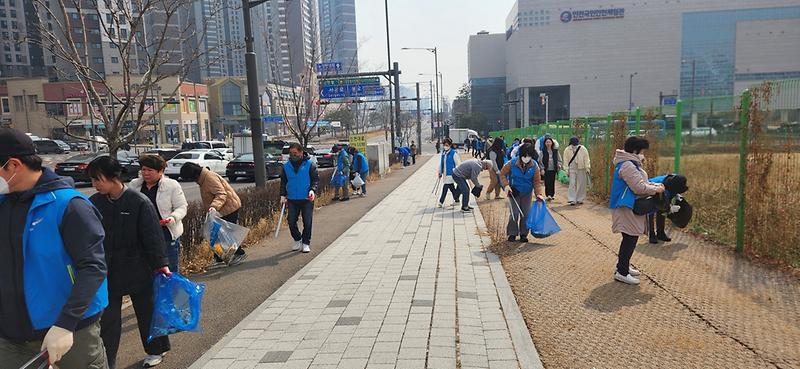 6._가정1동,_민·관·경_합동_새봄맞이_대청결_운동_실시..._깨끗한_마을_함께_만들어요_2.jpg 이미지