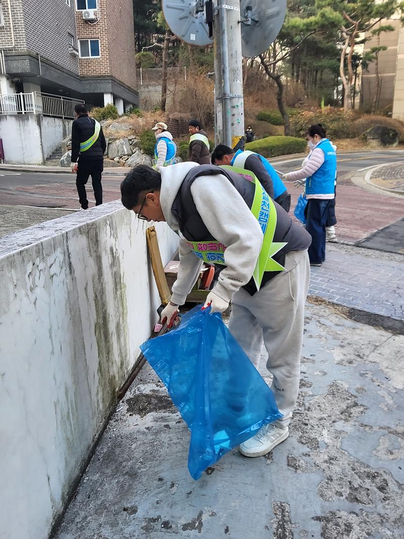 8._오류왕길동,_새봄맞이_대청결운동_실시..._쾌적한_마을환경_조성.jpg 이미지